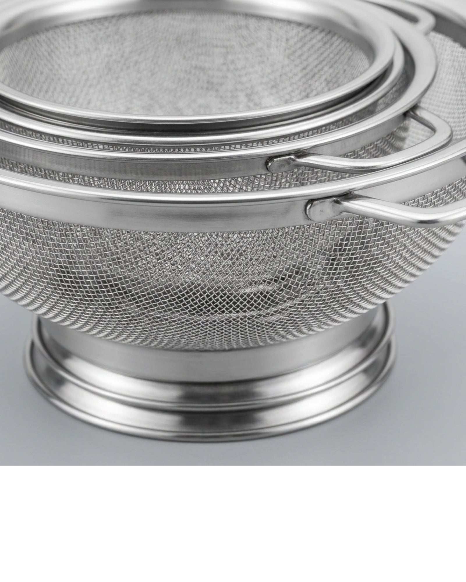 Vidlot Nesting Stainless Steel Mesh Colander Set of 3 - Detail view